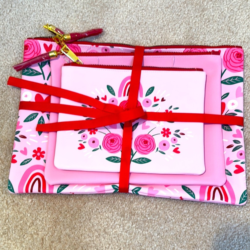 Lovey Dovey by Heather McLaughlin.Floral Pink Cosmetic bags Set.NWT. Gorg pinks!